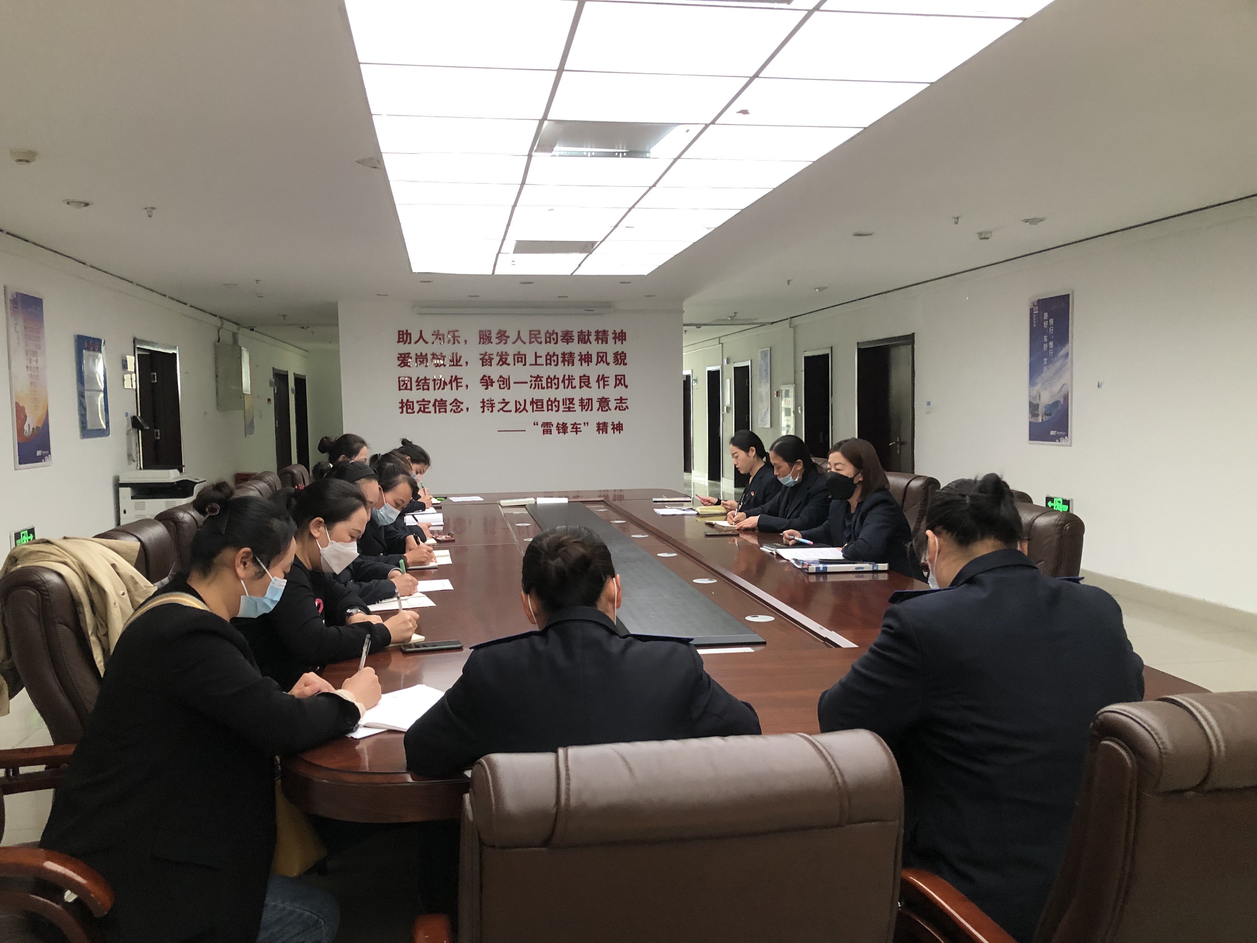 公交集團(tuán)快速公交事業(yè)部召開站務(wù)班組長會(huì)議