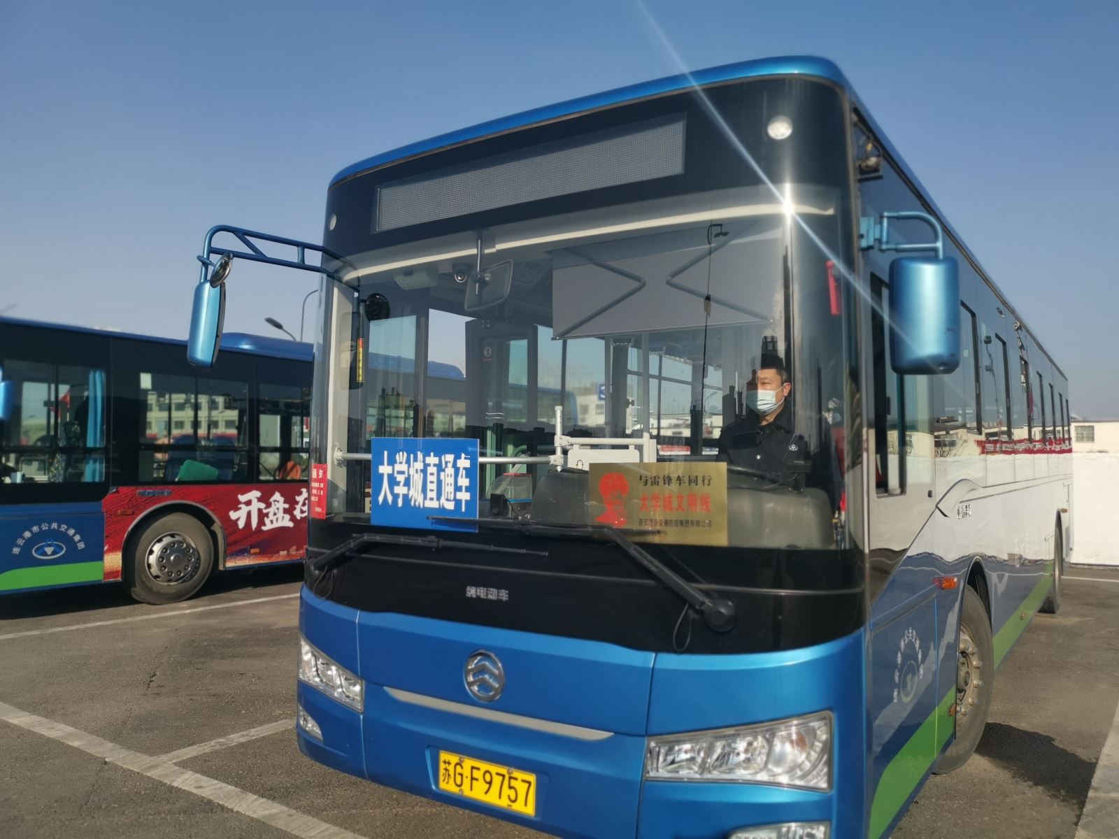 公交集團(tuán)公交事業(yè)一部 開通大學(xué)城返校直通車 確?？土髌椒€(wěn)疏導(dǎo)