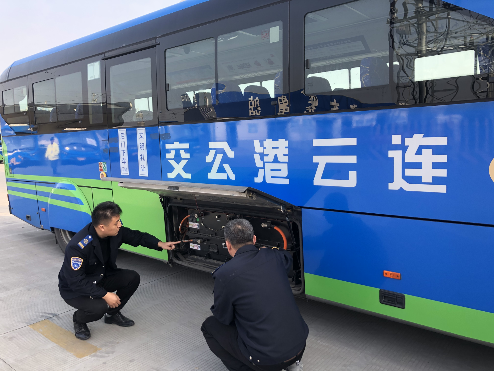 公交集團(tuán)經(jīng)營發(fā)展事業(yè)部開展冬季車輛機(jī)務(wù)檢查